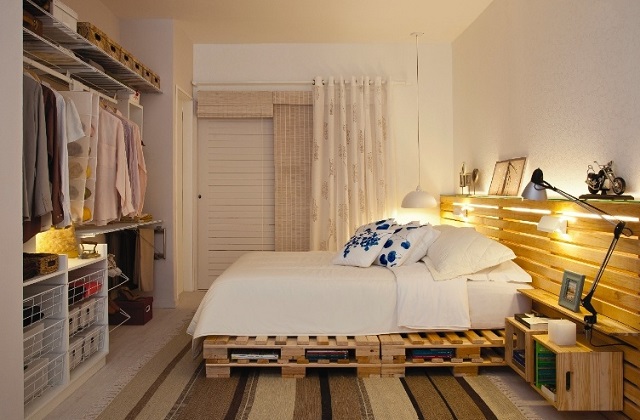 Une chambre originale avec des palettes de manutention