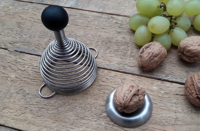 Gadget original pour la table : le casse-noisettes à ressort pour étonner vos invités et vos amis